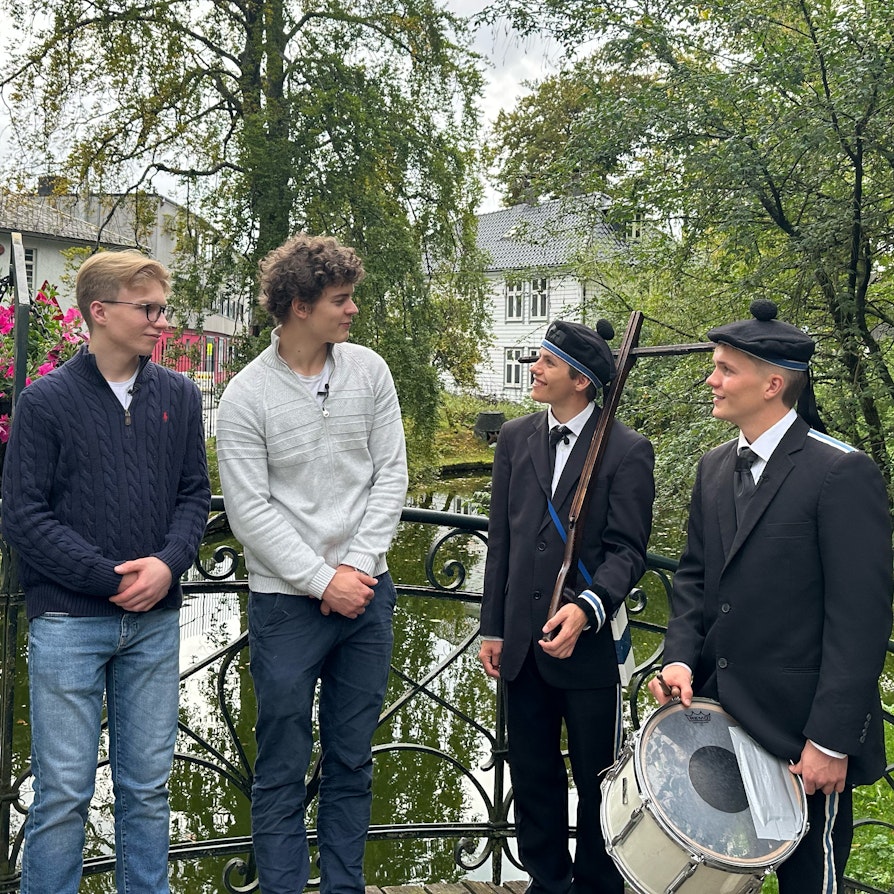 To gutter uten uniform ser på to gutter i uniform (fra Norsk Tipping)