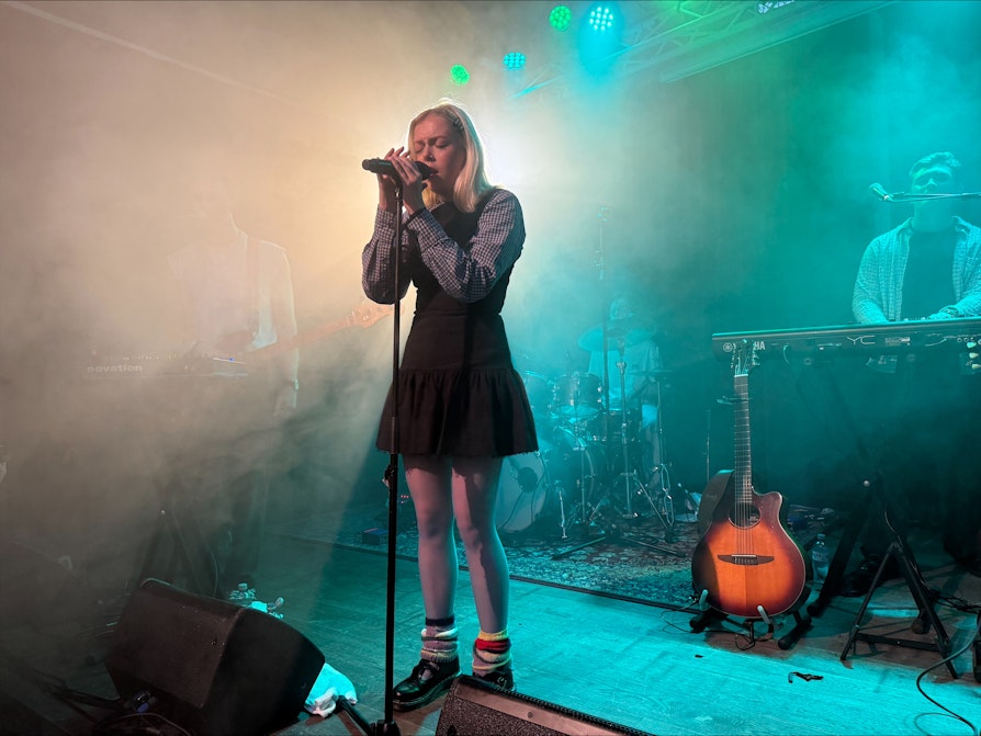 Artisten JOA opptrer på scenen under by:Larm 2025.