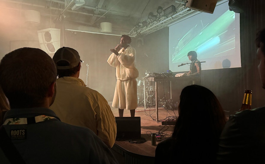 Artisten Mabira opptrer på scenen under by:Larm 2025.