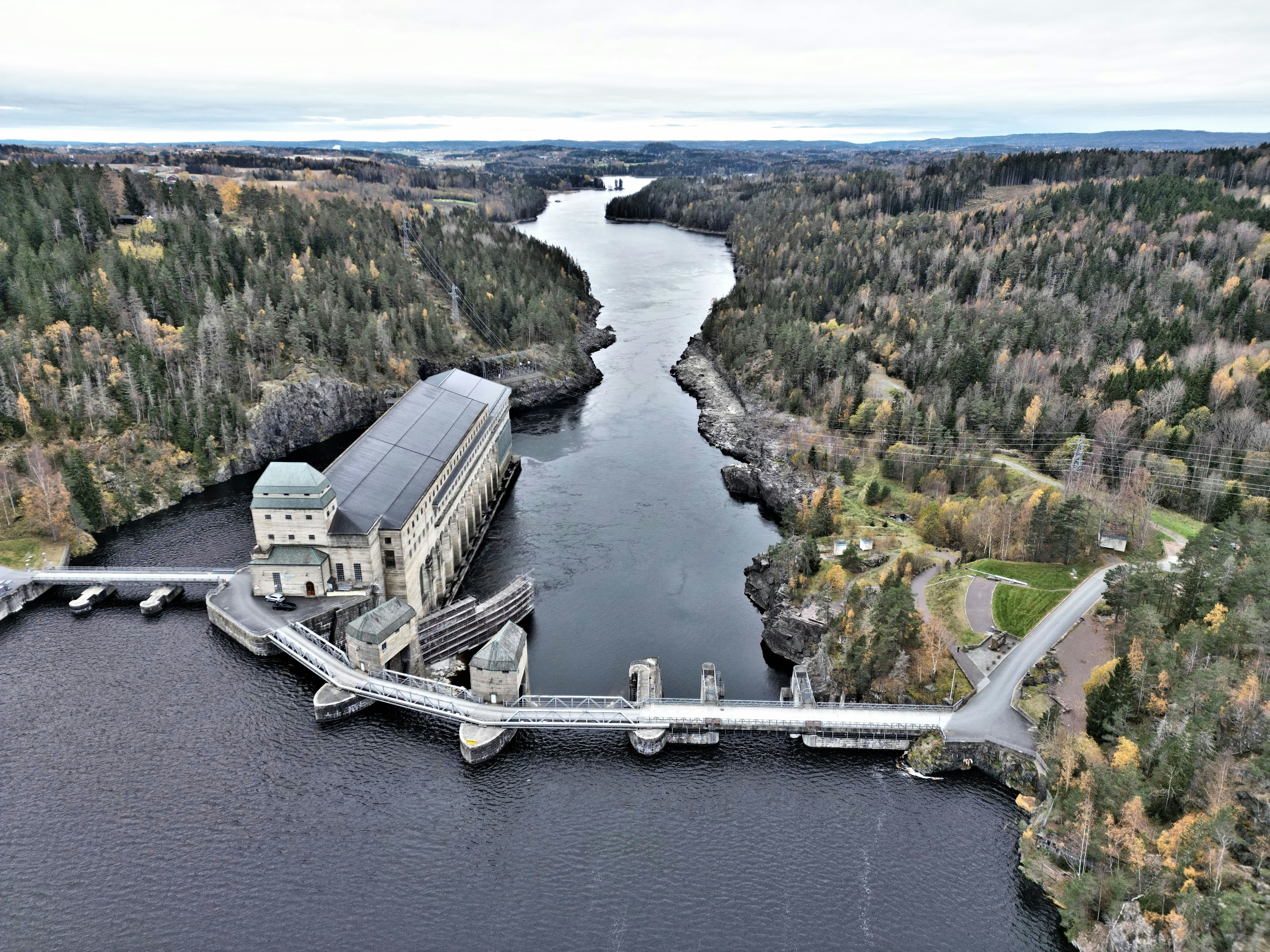 Dronefoto av Solbergfoss kraftsstasjon i Askim.