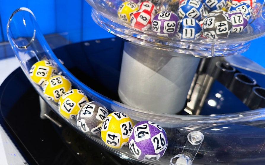 Trekningsmaskinen med de ferdig trukne Vikinglotto-tallene onsdag 17. september 2025.
