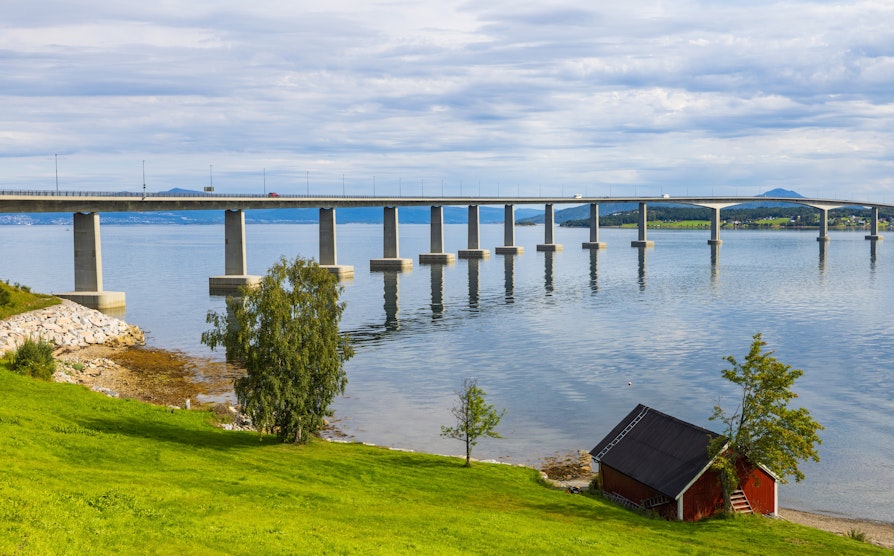 Utsikt over Tresfjordbrua , sett fra Vestnes.
