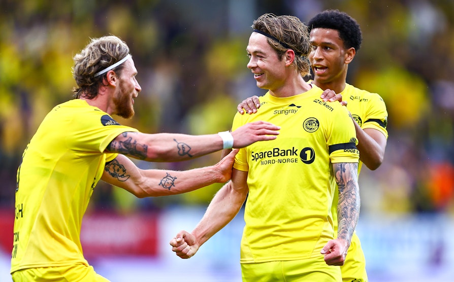 Bodø/Glimts Patrick Berg jubler sammen med Daniel Bassi og Kasper Høgh under eliteseriekampen i fotball mellom Bodø/Glimt og Vålerenga på Aspmyra stadion.