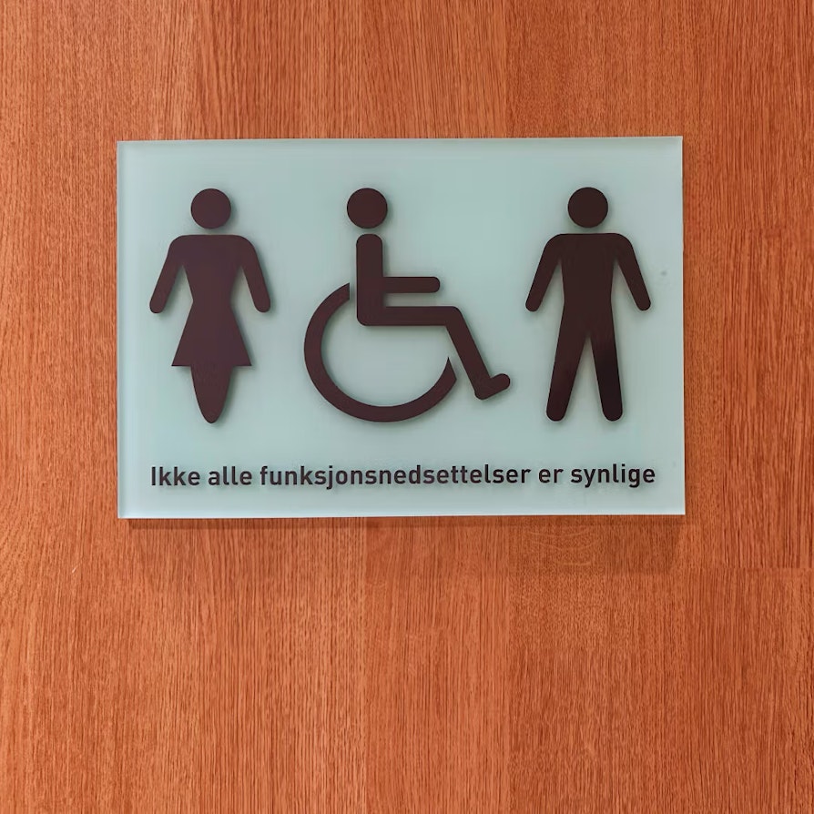 HC-toalett med skiltet "Ikke alle funksjonsnedsettelser er synlige" på Strømmen storsenter.