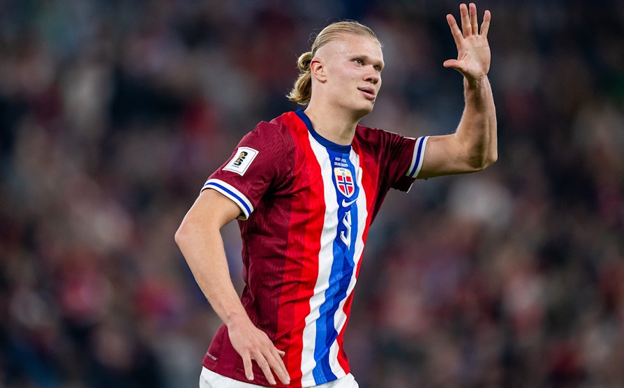 Erling Braut Haaland holder opp fem fingre etter å ha scoret fem mål i VM-kvalifiseringskampen mellom Norge og Moldova. September 2025.