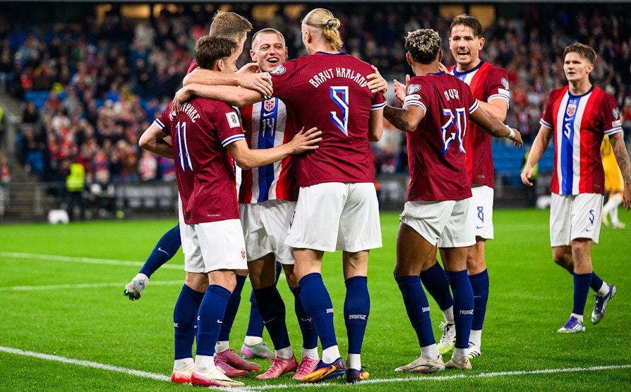 Det norske herrelandslaget i fotball feirer etter å ha slått Moldova 11-1 i VM-kvaliken.