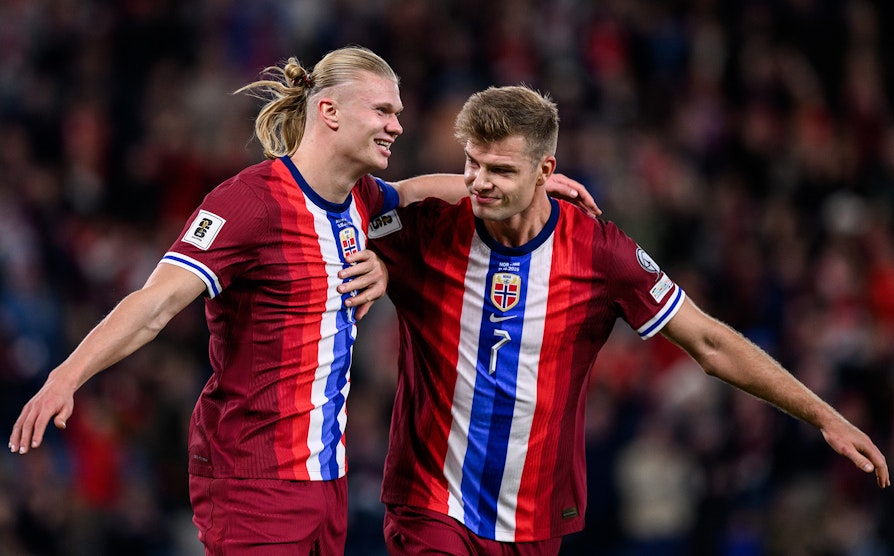 Landslagsspillerne Erling Braut Haaland og Alexander Sørloth feirer mål i fotballkampen mot Israel. Ullevaal oktober 2025.