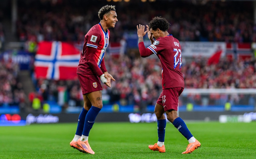 Landslagsspillerne Antonio Nusa og Oscar Bobb feirer mål i fotballkampen mot Israel. Ullevaal oktober 2025.