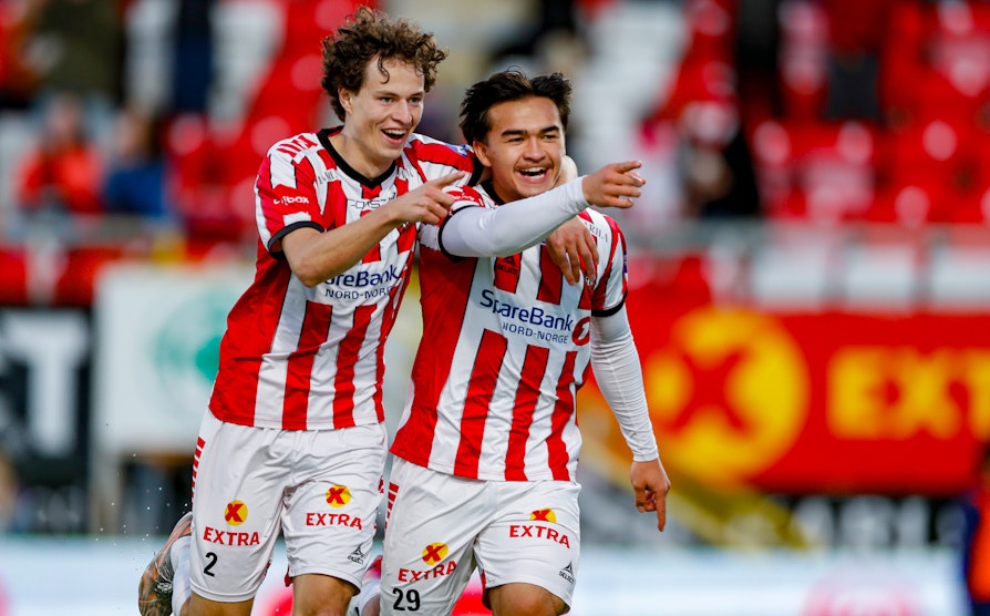 Fotballspillere i Tromsø, Leo Cornic og Alexander Warneryd, jubler etter scoring i fotballkampen.