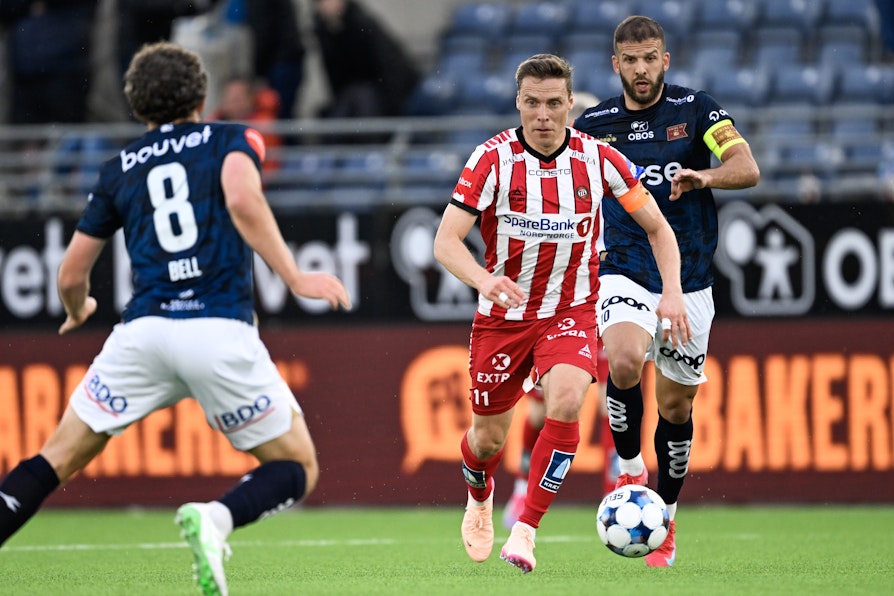 Tromsøs Ruben Yttergård Jenssen og Vikings Zlatko Tripic under Eliteseriekampen i fotball mellom Viking og Tromsø på Lyse arena