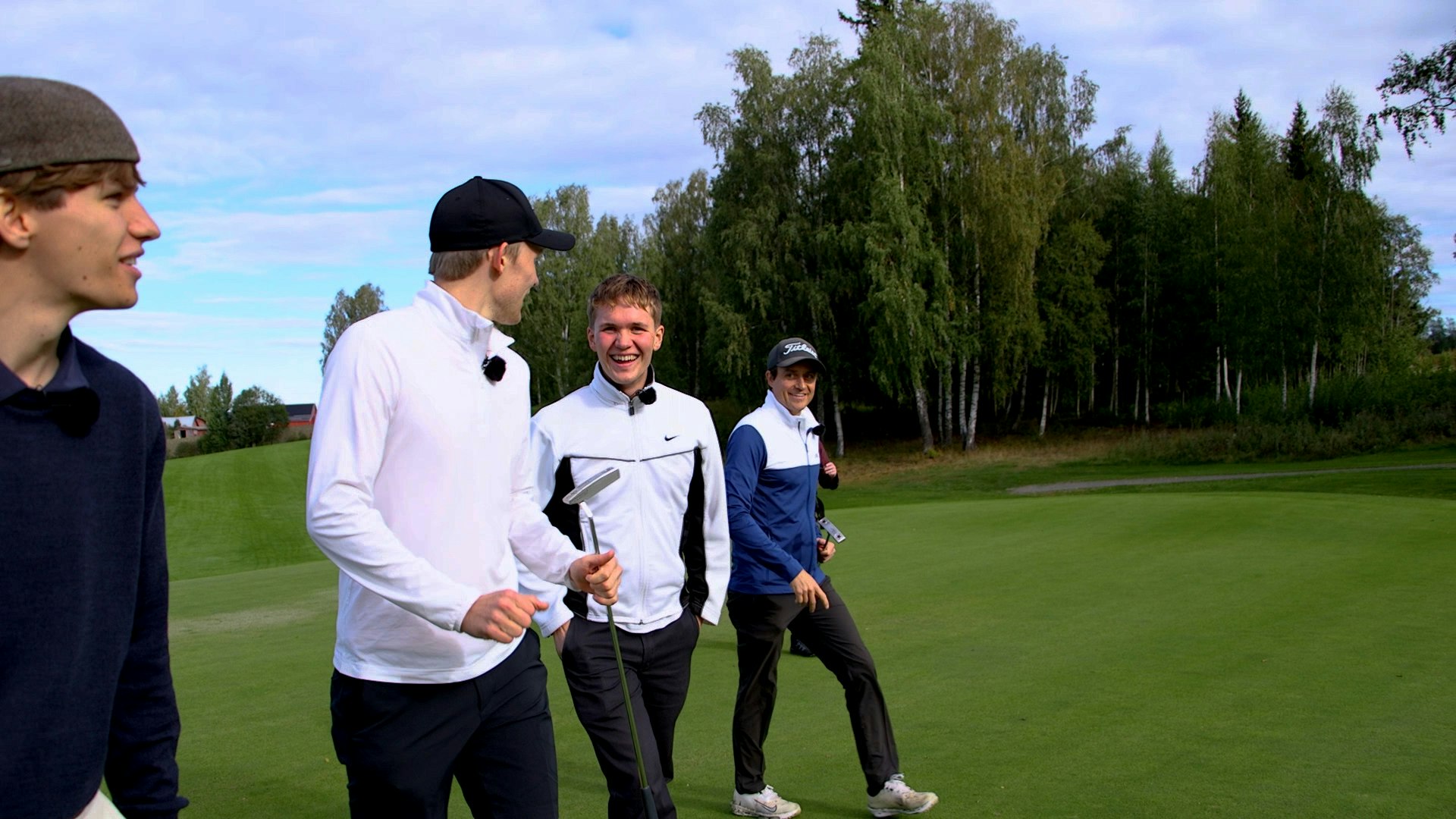 DEN ANDRE TELEFONEN FRA HAMAR: Norsk Tippings «Drømmeduo», Erling Dvergsten (t.v.) og Kaj Hjelmeland (nr. 2 fra venstre) snakker med Fredrik Liberg Berg og Thomas Gregersen (t.h.) om farene ved å spille for mye. Bilde tatt på golfbane.