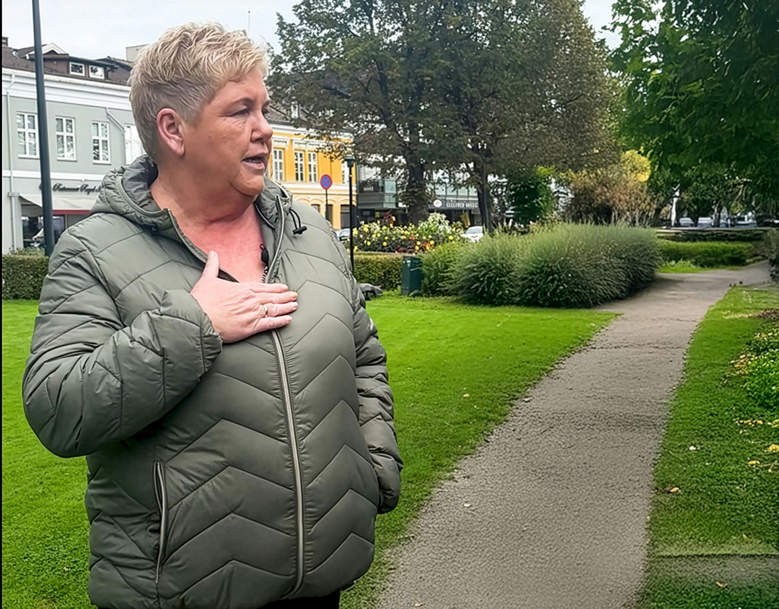 Bilde av daglig leder Lill-Tove Bergsmo i Spillavhengighet Norge. Tatt utendørs i en park, bygater i bagkrunnen. Hamar.