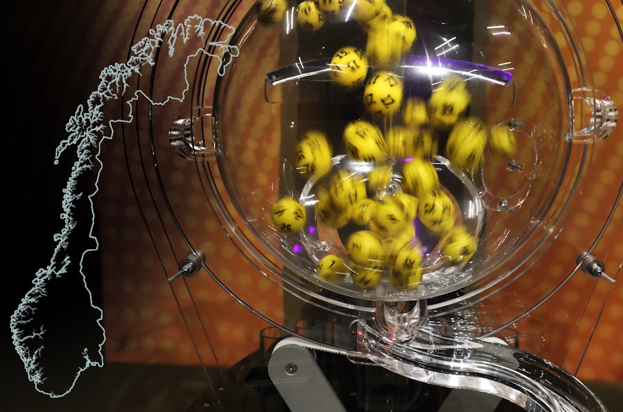 Bilde av trekningsmaskin for Eurojackpot - i tv-studio. En grafikk som viser norgeskartet er lagt oppå.