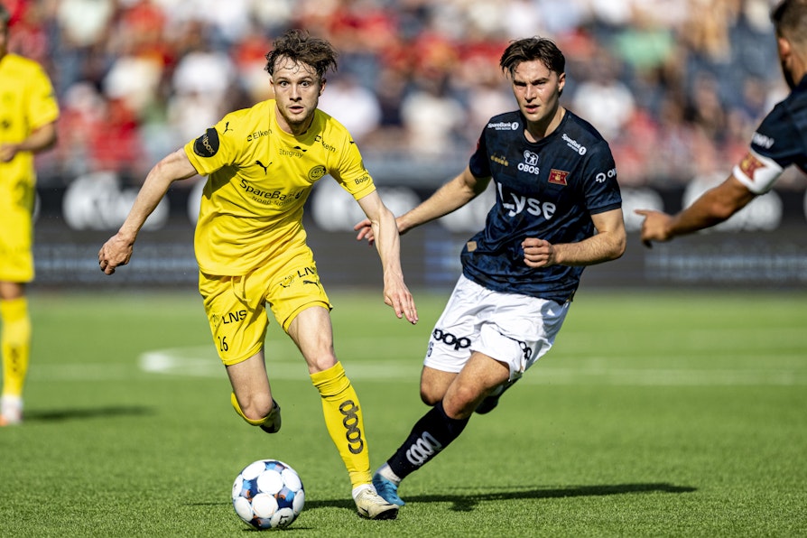 Bodø/Glimts Håkon Evjen i duell med Simen Kvia-Egeskog under eliteseriekampen i fotball mellom Viking og Bodø/Glimt på Lyse arena i Stavanger.