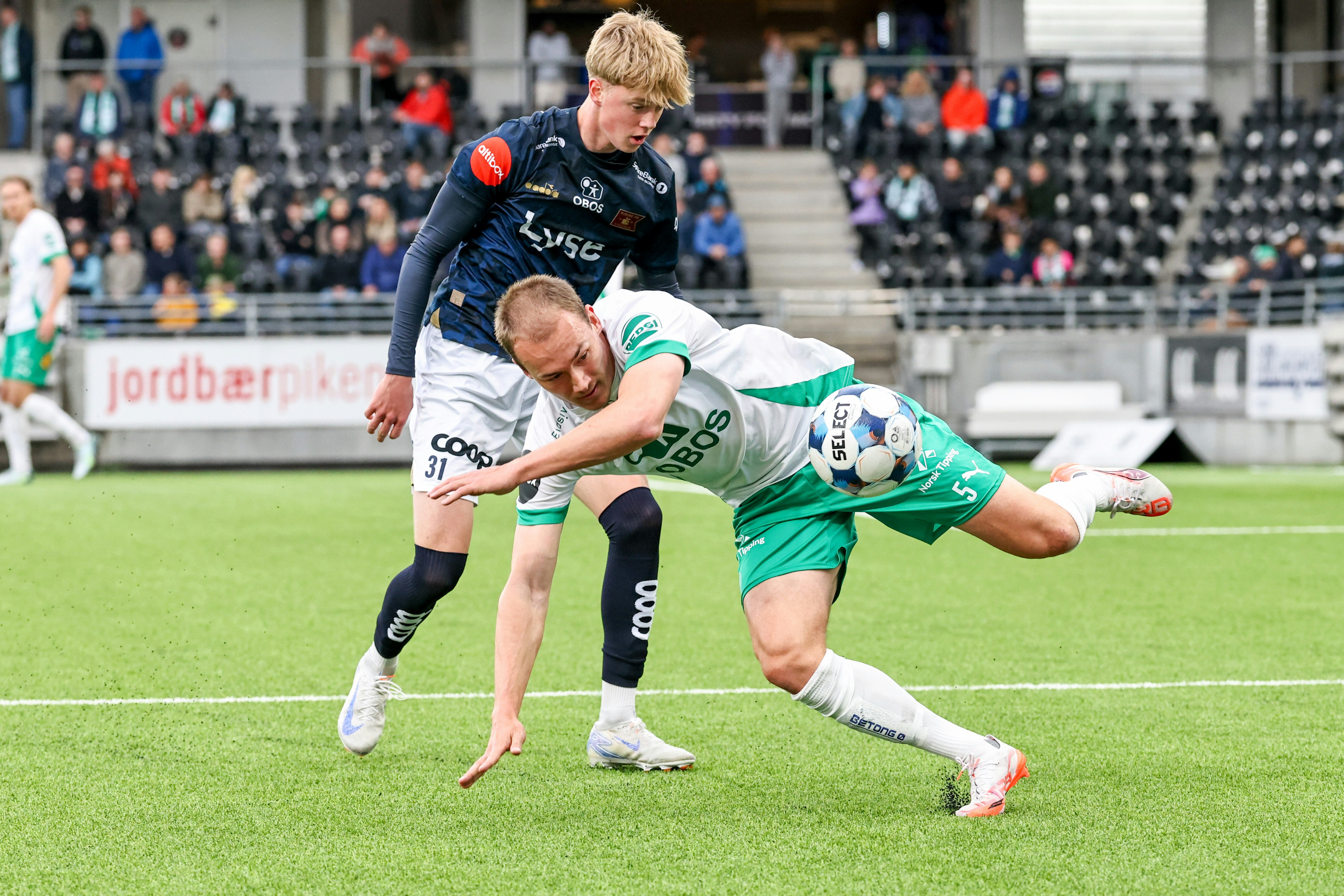 Hamar 20250421. HamKams Anton Ekeroth og Vikings Niklas Fuglestad i eliteseriekampen i fotball mellom HamKam og Viking på Briskeby stadion.