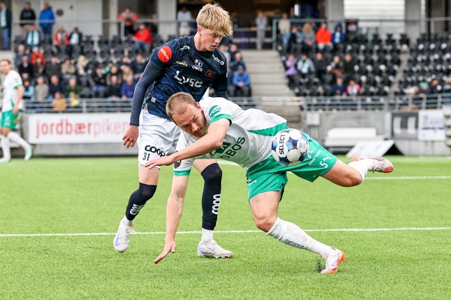 Hamar 20250421. HamKams Anton Ekeroth og Vikings Niklas Fuglestad i eliteseriekampen i fotball mellom HamKam og Viking på Briskeby stadion.