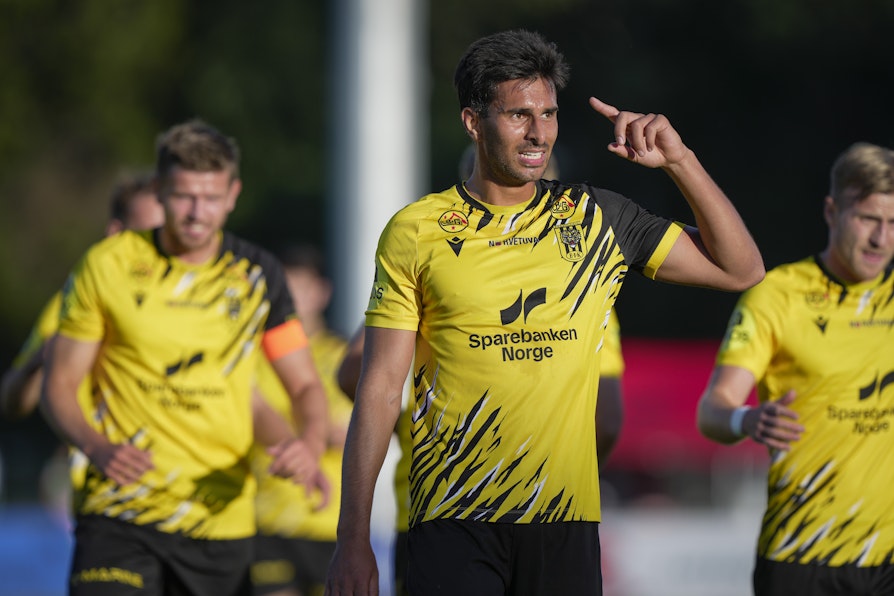 Bjørn Mæland feirer 1-1 scoringen sin under 1. divisjonskampen i fotball mellom Lyn og Egersund på KFUM-Arena.
