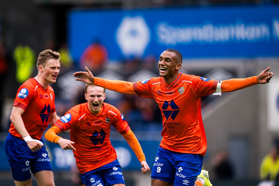 Aalesunds Paul Ngongo Iversen feirer 1-0 under NM-kampen i fotball mellom Aalesund og HamKam på Color Line Stadion.