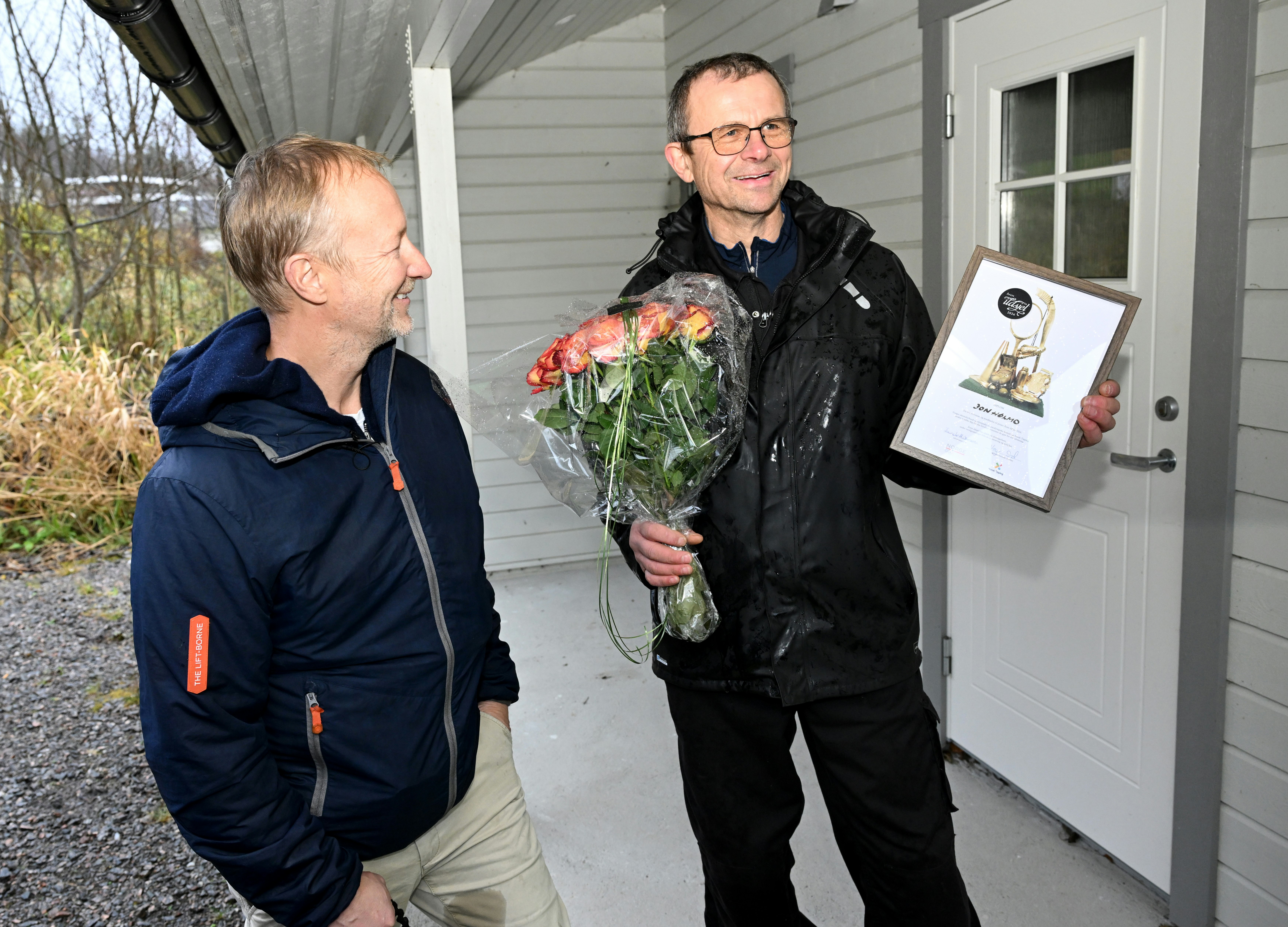 Jon Hølmo blir overrakt pris som årets ildsjel i Møre og Romsdal. Bilde tatt på Vestnes, der han bor. Overrasket av Kjetil André Aamodt.