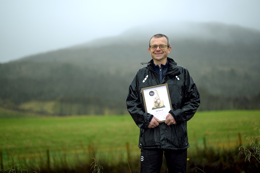 Bilde av Jon Hølmo, leder i skigruppa Tomrefjord IL, Vestnes, Møre og Romsdal. Kretsvinner for Møre og Romsdal til Ildsjel 2026. Bilde tatt i regnvær i november ved varmestua på Tomrefjell.