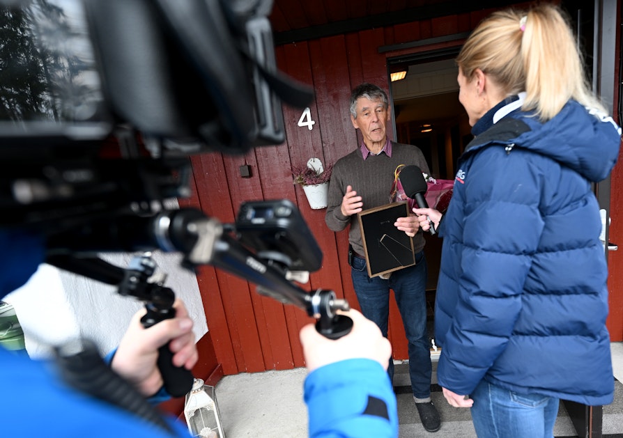 OVERRASKET: Plutselig sto Norsk Tipping og Norges idrettsforbund på døra. Agder-vinneren ble tatt på senga. Bilde av Mandt utenfor inngangsdøra hjemme. Blir intervjuet av en person fra NIF, mens en annen person filmer det hele.