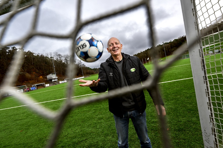 Sigmund Karlsen er er ildsjel-kretsvinner fra Viken idrettskrets 2026. Her fotografert på fotballbanen på Kråkerøy stadion.I et fotballmål - kaster en ball opp i lufta og smiler til kamera.