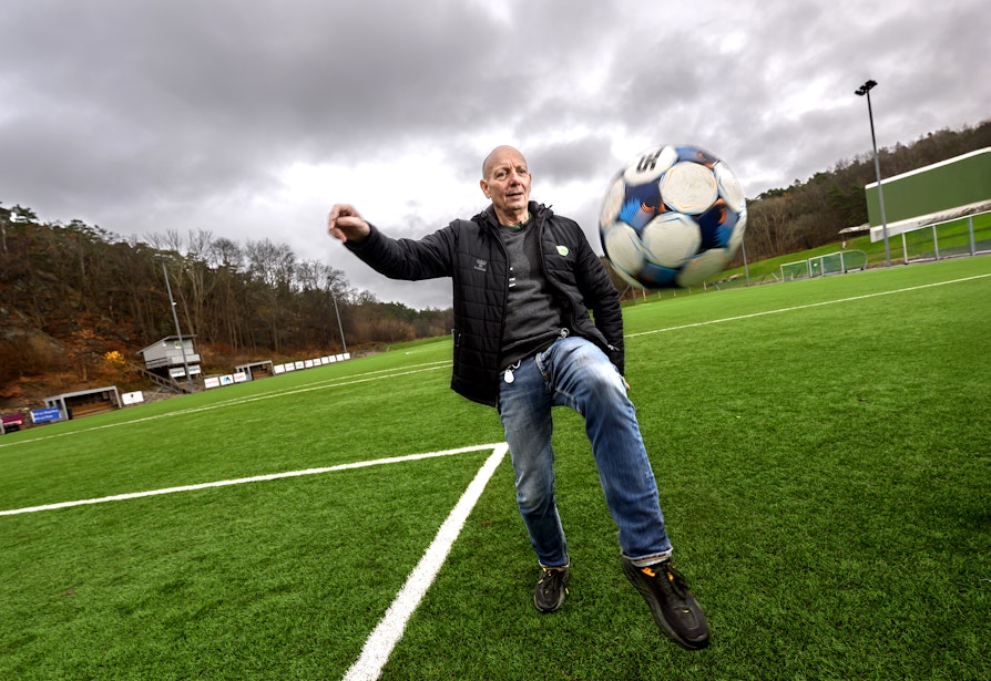 Sigmund Karlsen trikser fotball på kunstgresset på Kråkerøy stadion.