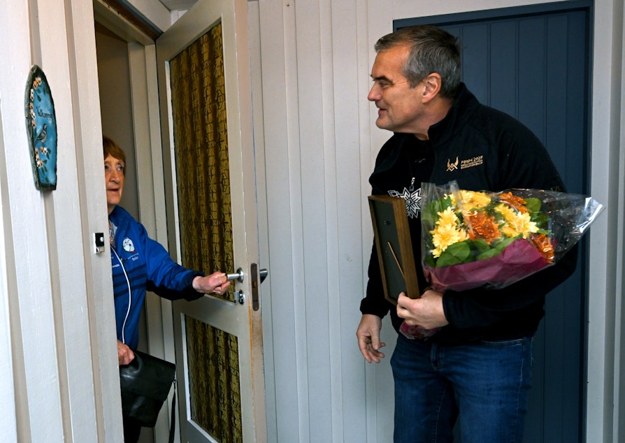 Annbjørg Sunnarvik, Florø turn- og idrettsforening, er Vestlands kretsvinner til illdsjelprisen 2026. Hun er én av 12 kretsvinnere som møter til Idrettsgallaen på Hamar 10. januar. Mandag 17. nov. 2025 ble hun overrasket av Norsk Tipping og Norges idrettsforbund hjemme i Florø. Her fotografert ved inngangsdøra hjemme i Florø. Den gamle vektløfteren Stian Grimseth overrasker med diplom og blomster. orset, Norsk Tipping)