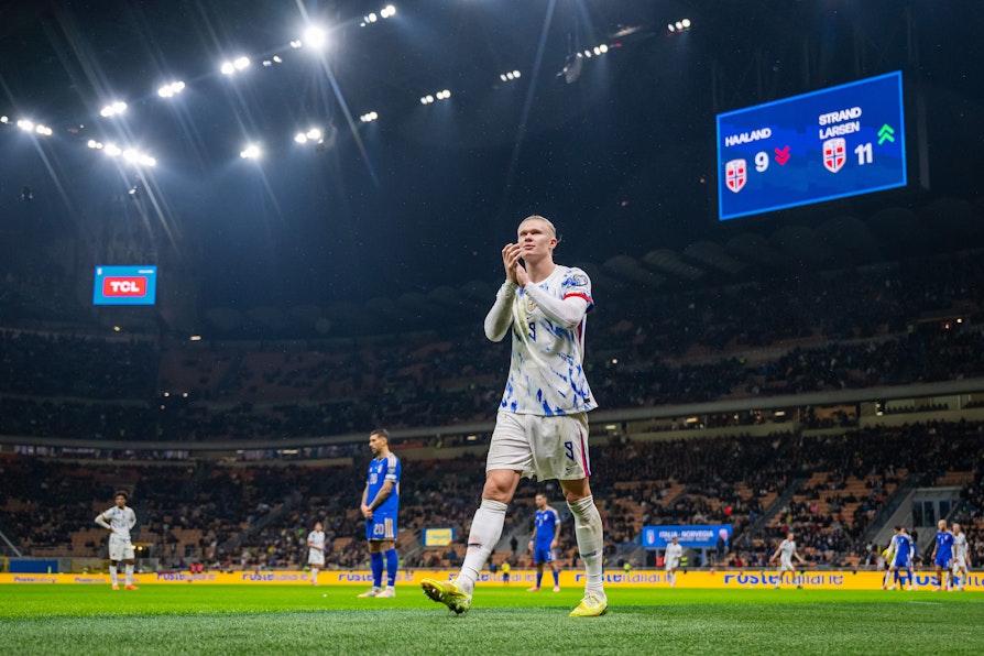 BYTTET UT: Erling Braut Haaland byttes ut på San Siro etter å ha scoret to ganger.