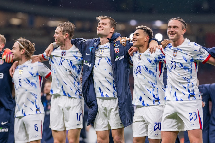 FEIRET STORSEIEREN: De norske gutta feirer 4-1-seieren på San Siro.