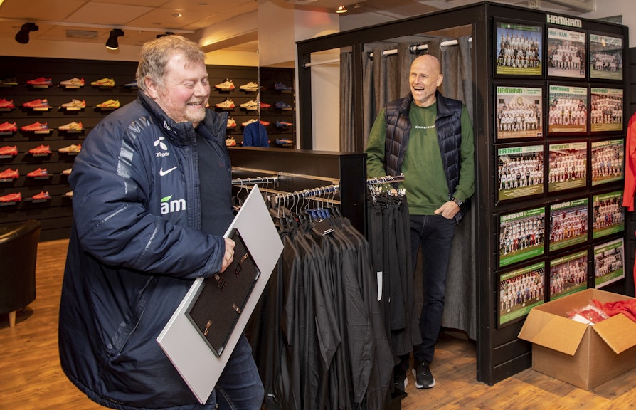 Norsk Tippings Ole Johnny Sundt (t.v) fikk i 2021 overrakt en ildsjel-pris av nettopp landslagssjef Ståle Solbakken tilbake i 2021.