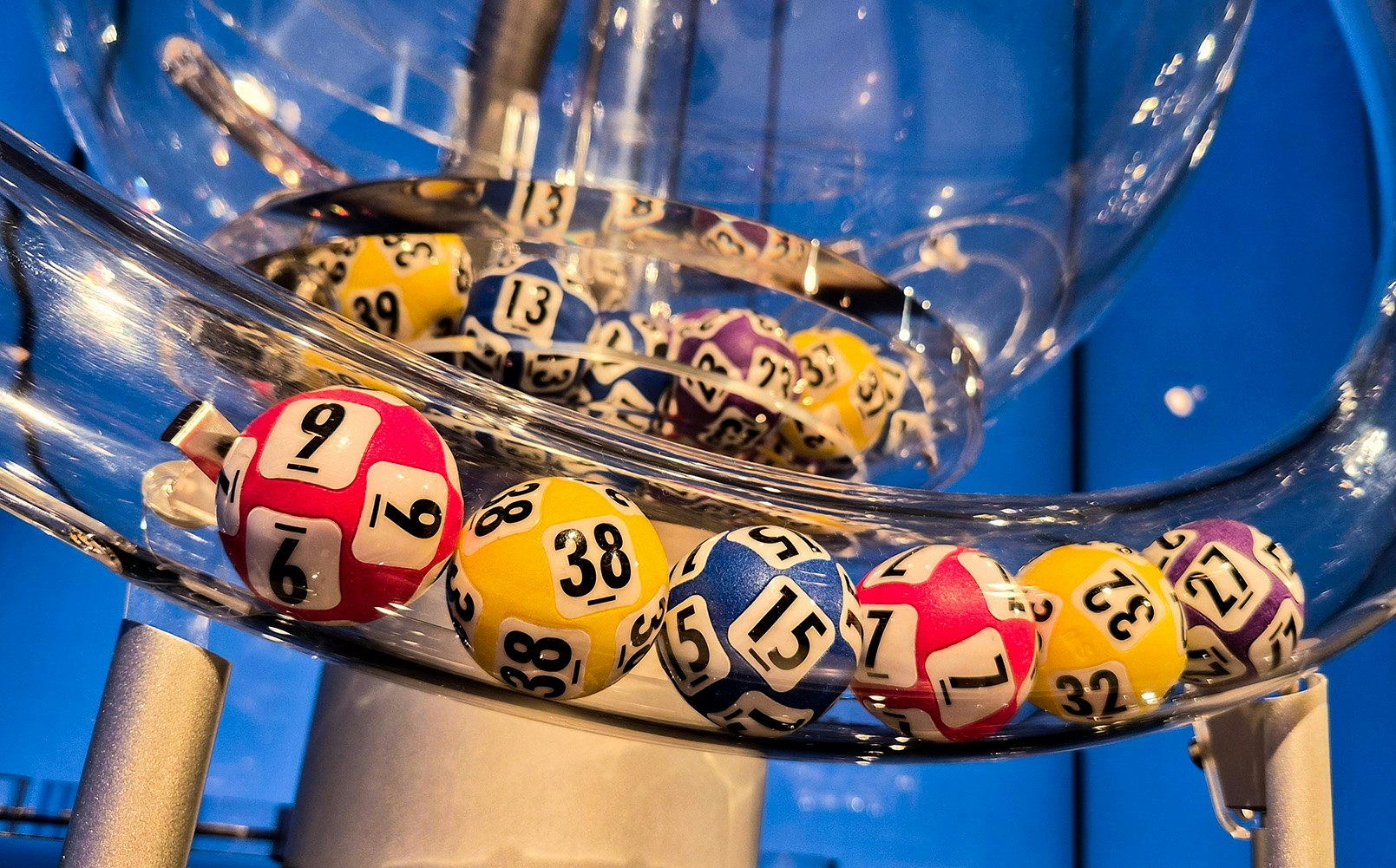 seks vikinglottokuler i renna på trekningsmaskin