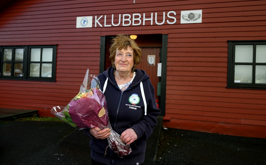 Bilde av Annbjørg Sunnarvik utenfor klubbhuset til Florø turn- og idrettsforening.