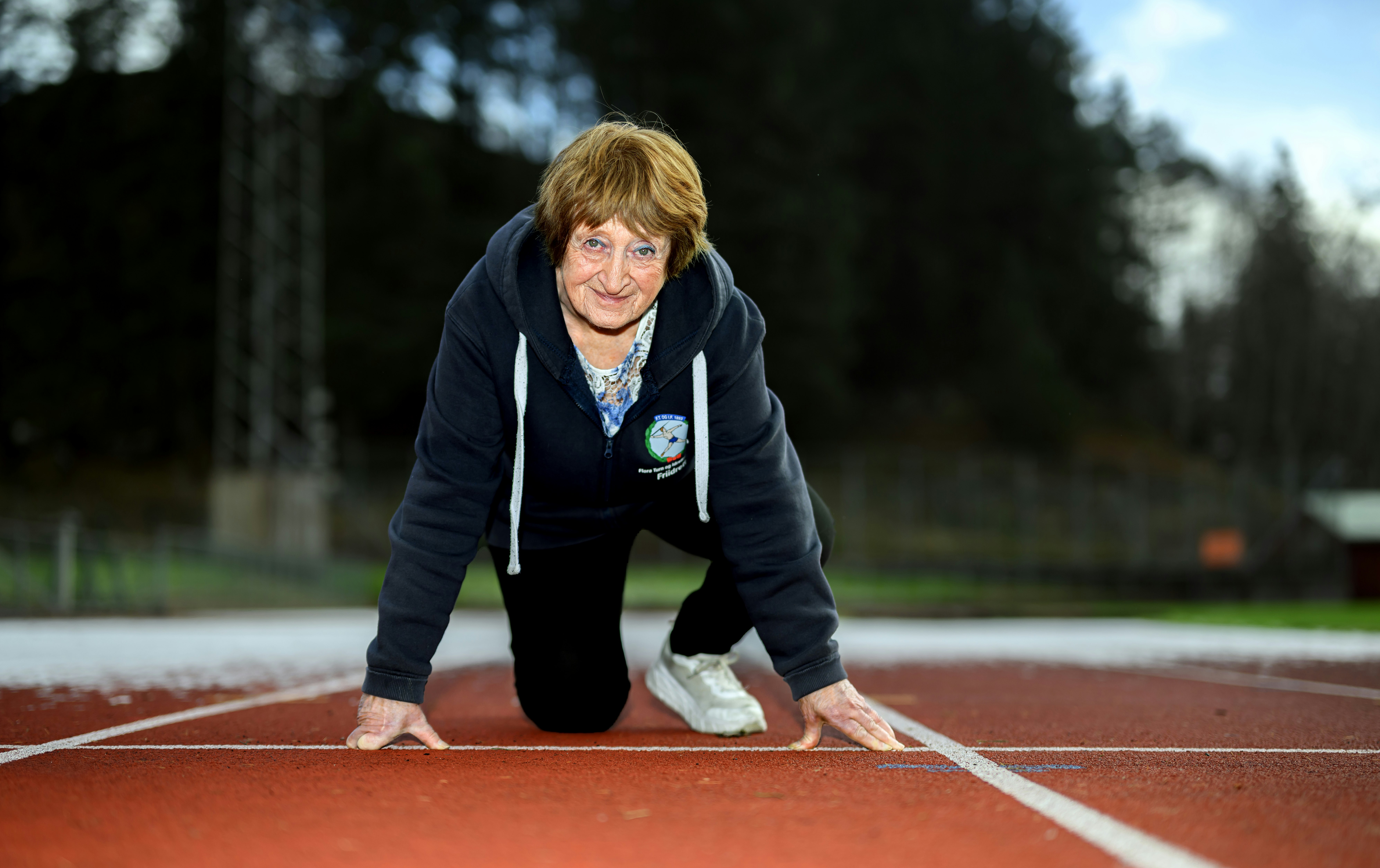 Bilde av ildsjel Annbjørg. Tatt på tartandekket, startstreken, på Florø stadion. Startposisjon.