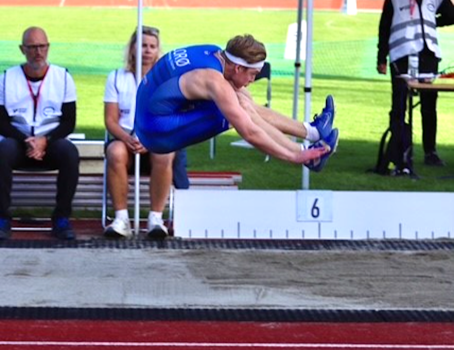 Erlend Grytten Sunnarvik, talent i lengde og tresteg for Florø. Bilde av Grytten Sunnarvik i et hopp under konkurranse.