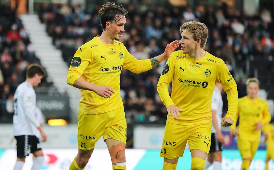 Bodø/Glimts Andreas Helmersen og Jends Petter Hauge feirer mål.