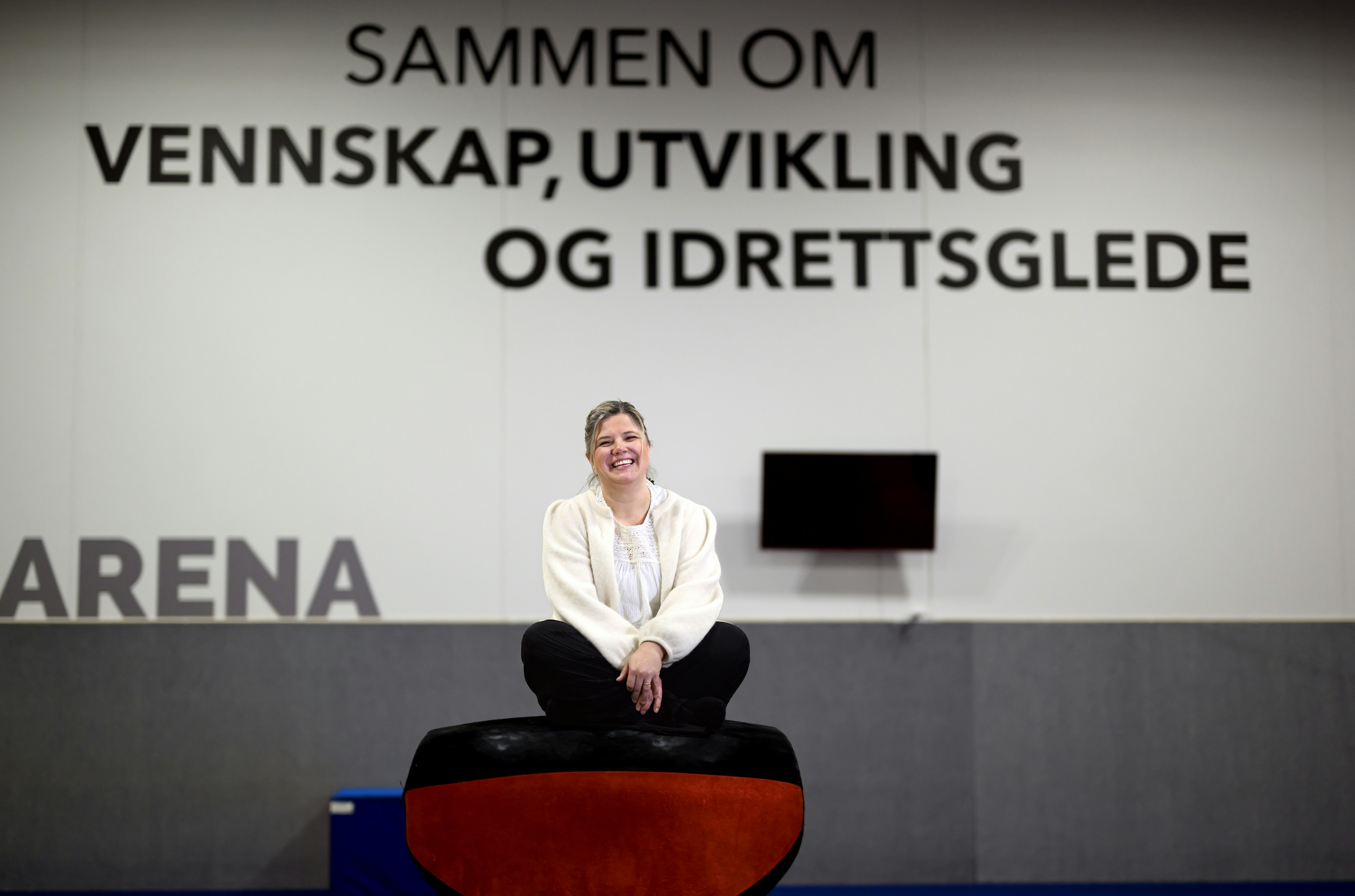 Synnøve Hopen, Sola turn, er kretsvinner i Rogaland til Ildsjelprisen 2026. Hun ble overrasket av Norsk Tipping, Norges idrettsforbund og verdensmester i roing, Are Strandli. Her fotografert i Fjogstad-Hus turnuarena.. (Foto: Ola Thorset, Norsk Tipping)