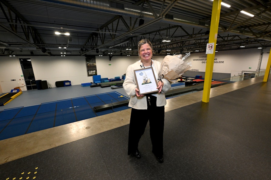 Synnøve Hopen, Sola turn, er kretsvinner i Rogaland til Ildsjelprisen 2026. Hun ble overrasket av Norsk Tipping, Norges idrettsforbund og verdensmester i roing, Are Strandli. Her fra Fjogstad-Hus turnarena. (Foto: Ola Thorset, Norsk Tipping)