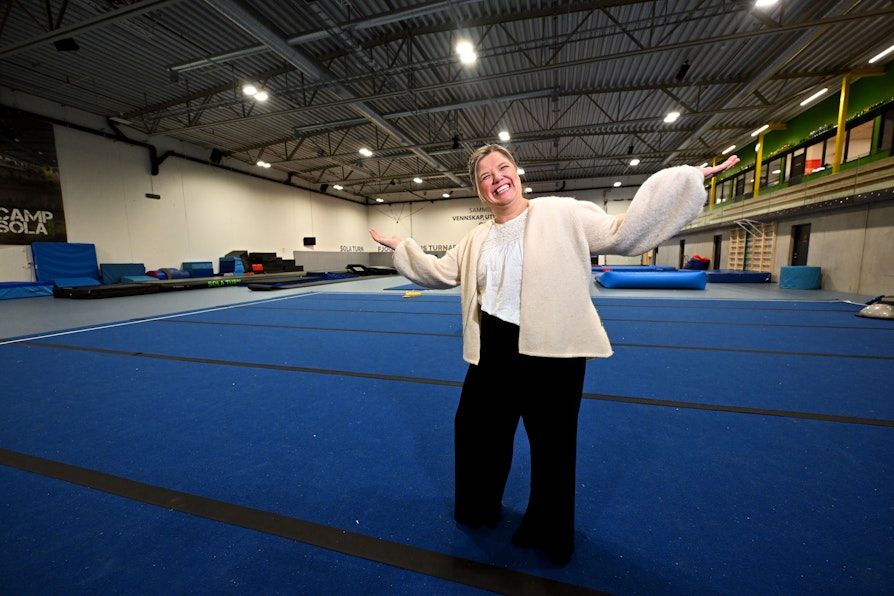 Synnøve Hopen, Sola turn, er kretsvinner i Rogaland til Ildsjelprisen 2026. Hun ble overrasket av Norsk Tipping, Norges idrettsforbund og verdensmester i roing, Are Strandli. Her fra Fjogstad-Hus turnarena. (Foto: Ola Thorset, Norsk Tipping)