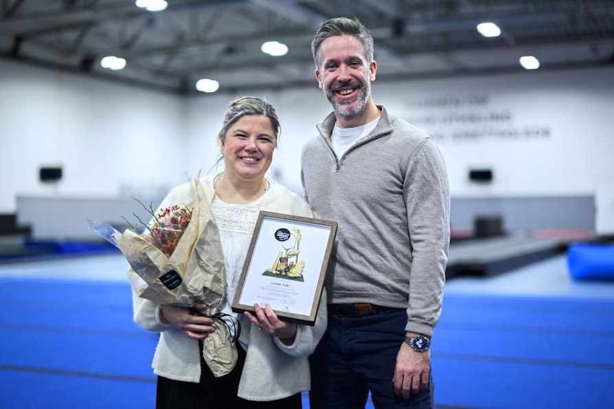 Synnøve Hopen, Sola turn, er kretsvinner i Rogaland til Ildsjelprisen 2026. Hun ble overrasket av Norsk Tipping, Norges idrettsforbund og verdensmester i roing, Are Strandli. Her fra Fjogstad-Hus arena med Are Strandli. (Foto: Ola Thorset, Norsk Tipping)