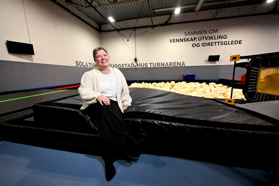 Synnøve Hopen, Sola turn, er kretsvinner i Rogaland til Ildsjelprisen 2026. Hun ble overrasket av Norsk Tipping, Norges idrettsforbund og verdensmester i roing, Are Strandli. Her fra Fjogstad-Hus turnarena.. (Foto: Ola Thorset, Norsk Tipping)