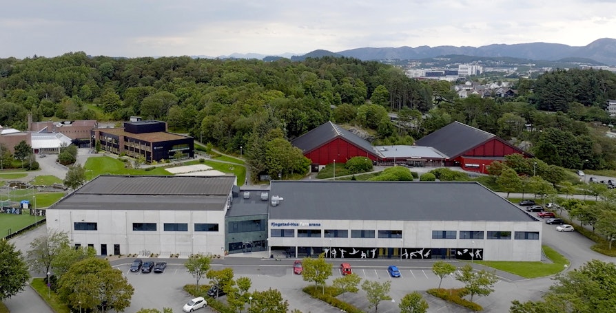 Bilde av Fjogstad-Hus turnarena (eksteriørbilde) sommerstid.