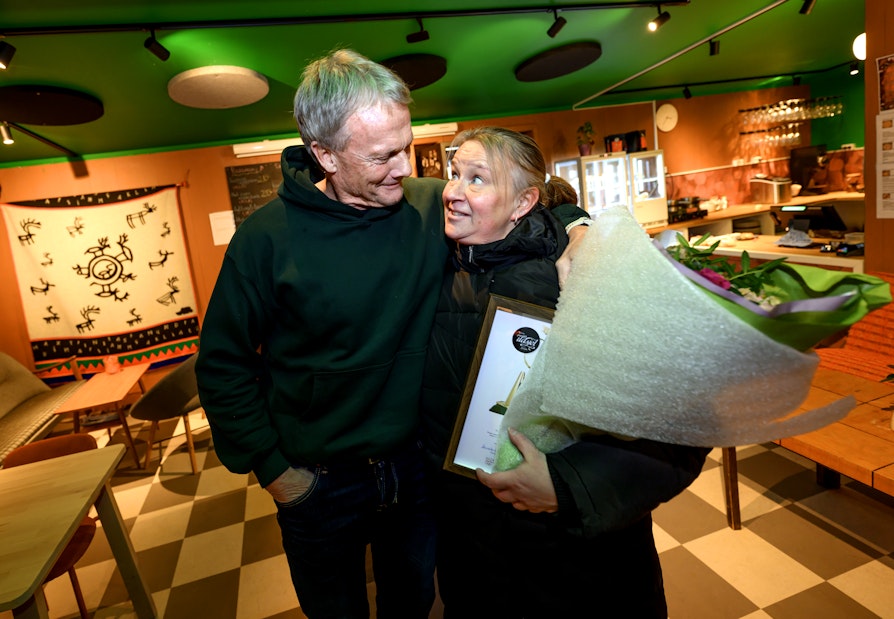 Frode Grodås og Lise Marianne tok seg tid til en prat på kafeen Kievra i Tana etter overrekkelsen.