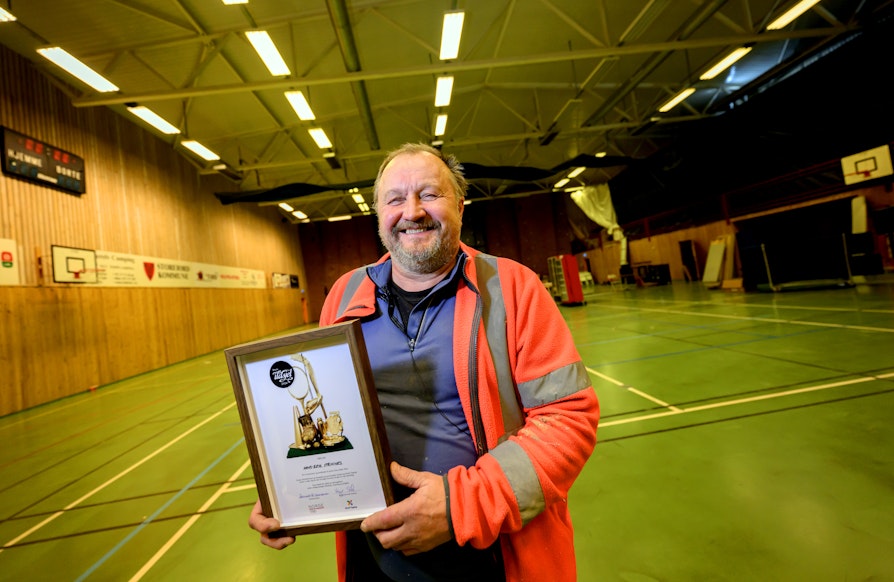Hans-Erik Steinnes er kretsvinner fra Troms til Ildsjelprisen 2026. Ble overrasket av Norsk Tipping, Norges idrettsforbund og Frode Grodås i Skibotnhallen.