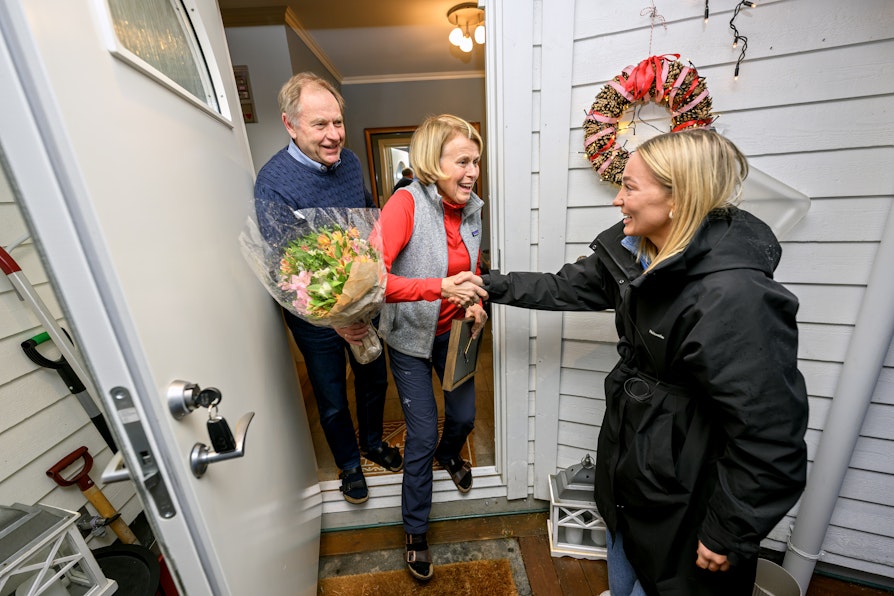 Eivind Grøv og kona Heidi Sørum Grøv (Byaasen Skiklub) er kretsvinnere fra Trøndelag til Ildsjelprisen 2026. Her overraskes de hjemme på trappa på Byåsen av Norsk Tipping, Norges idrettsforbund og Helle Sofie Sagøy, parabadmintonutøver. Foto: Ola Thorset, Norsk Tipping)