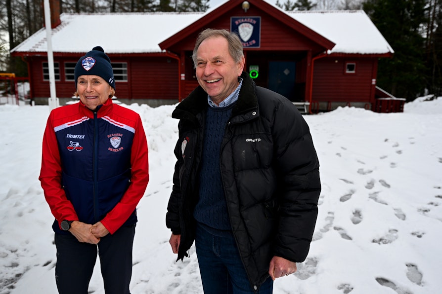 Eivind Grøv og kona Heidi Sørum Grøv (Byaasen Skiklub) er kretsvinnere fra Trøndelag til Ildsjelprisen 2026. Ble overrasket hjemme på trappa på Byåsen av Norsk Tipping, Norges idrettsforbund og Helle Sofie Sagøy, parabadmintonutøver. Her utenfor Skihytta, Byaasen Skiklub. (Foto: Ola Thorset, Norsk Tipping)