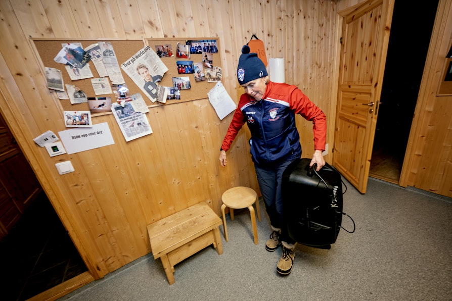 Eivind Grøv og kona Heidi Sørum Grøv (Byaasen Skiklub) er kretsvinnere fra Trøndelag til Ildsjelprisen 2026. Her er Heidi inne i BSK-hytta. (Foto: Ola Thorset, Norsk Tipping)