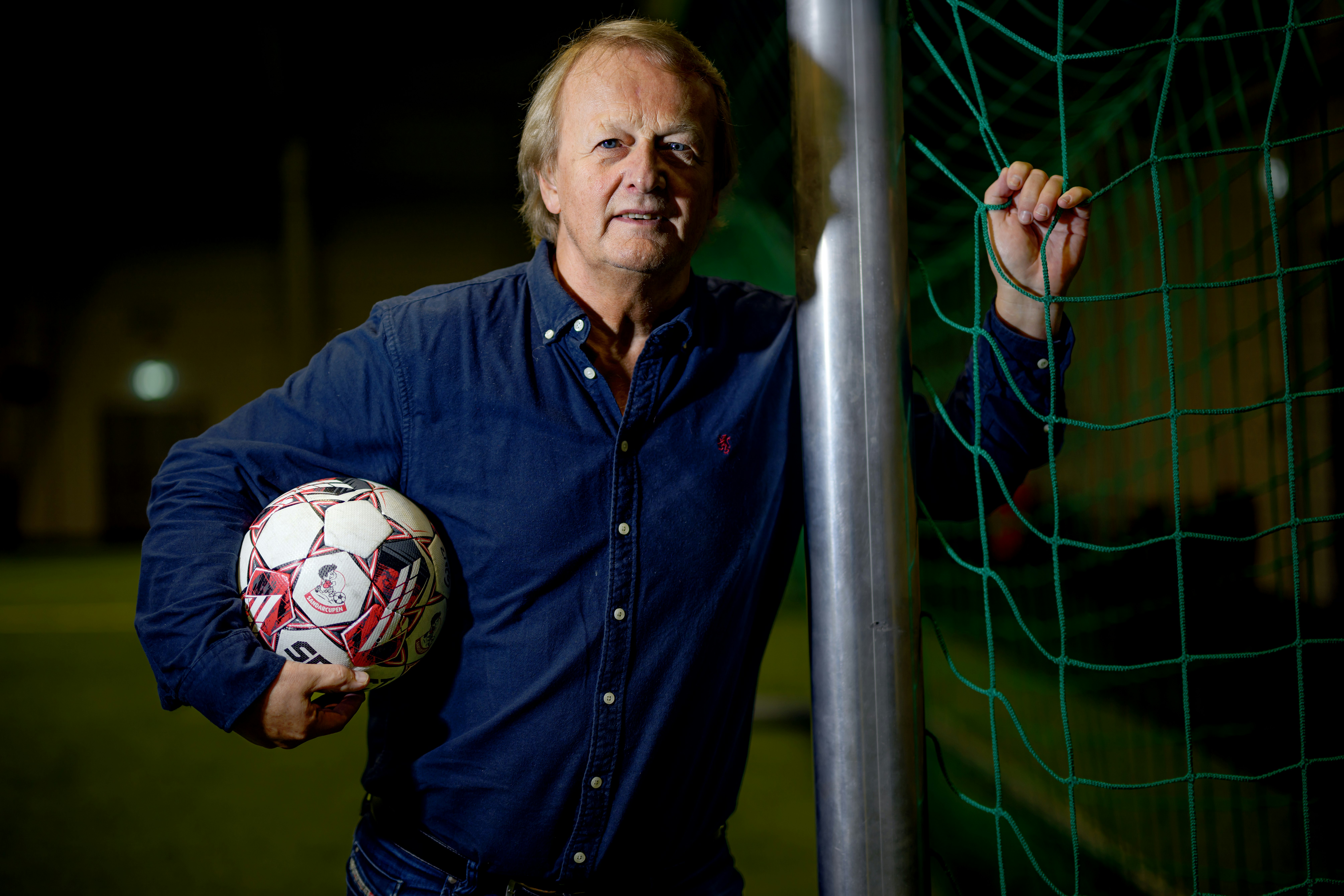 Johnny Olsen fotografert i Sandarhallen. Ved et mål, holdende på en fotball.