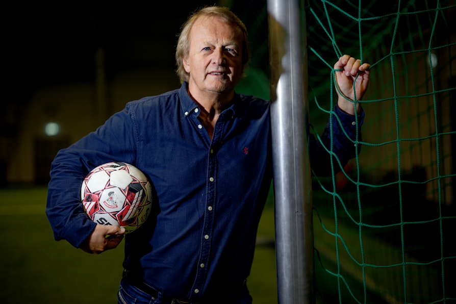 Johnny Olsen fotografert i Sandarhallen. Ved et mål, holdende på en fotball.