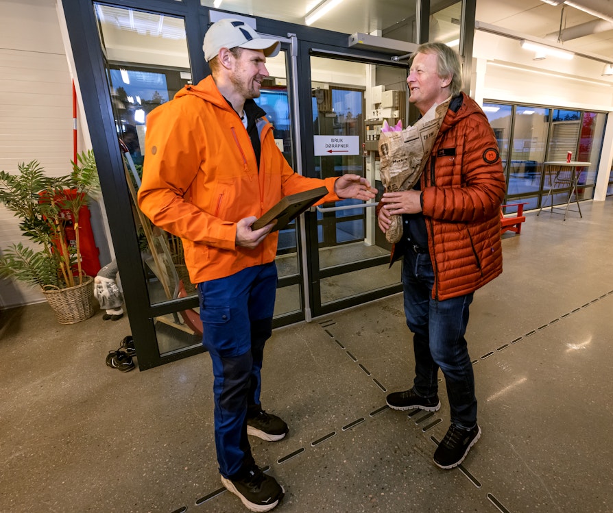 Johnny Larsen er kretsvinner fra Vestfold og Telemark til prisen «Årets ildsjel». Larsen får kretsvinnerprisen for sitt engasjement i Sandar IL. Som en av 12 kretsvinnere, blir det nå tur til Idrettsgallaen på Hamar 10. juni 2026. Torsdag ble han overrasket av Norsk Tipping, Norges idrettsforbund og Olaf Tufte. Bilde tatt i Sandarhallen.